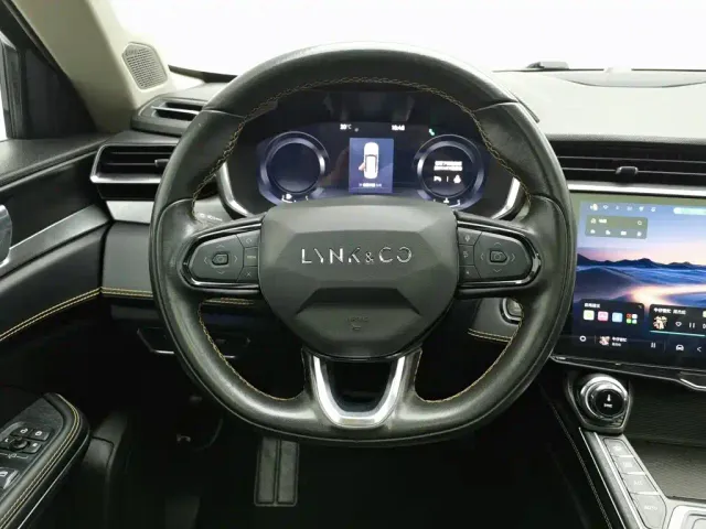Lynk & Co 01 — Фото автомобиля 11