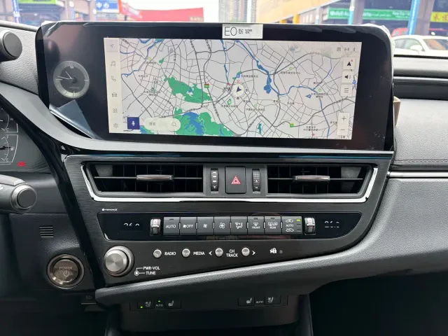 Lexus ES — Фото автомобиля 15