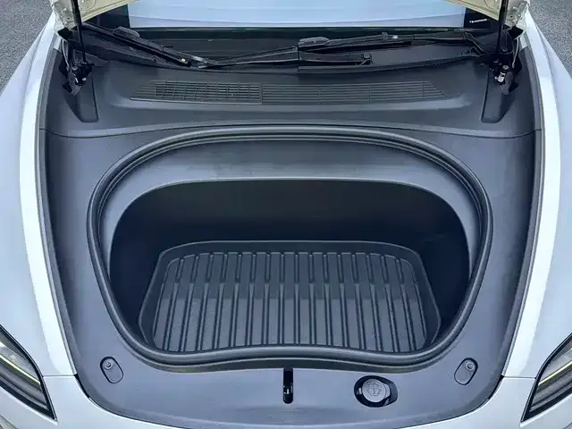 Tesla Model 3 — Фото автомобиля 16