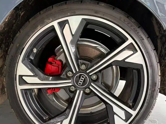 Audi A4L — Фото автомобиля 9