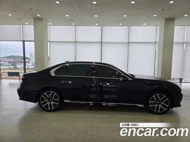 BMW 7 Series G70 — Фото автомобиля 12