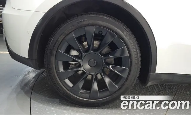 Tesla Model Y — Фото автомобиля 5