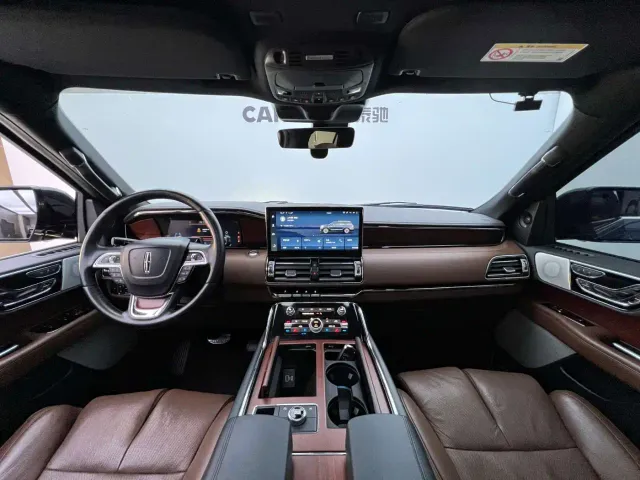 Lincoln Navigator — Фото автомобиля 8