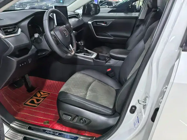 Toyota RAV4 — Фото автомобиля 7