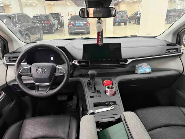 Toyota Sienna — Фото автомобиля 7
