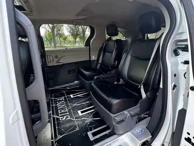 Toyota Sienna — Фото автомобиля 6