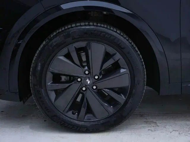 Li Auto L8 — Фото автомобиля 10