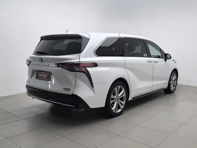 Toyota Sienna — Фото автомобиля 2