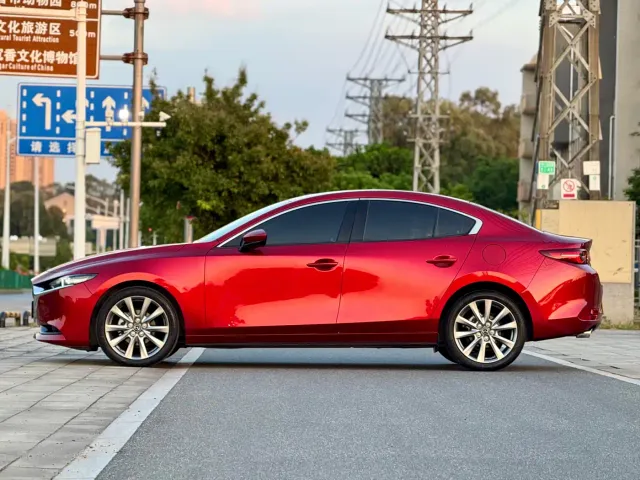 Mazda Axela — Фото автомобиля 4