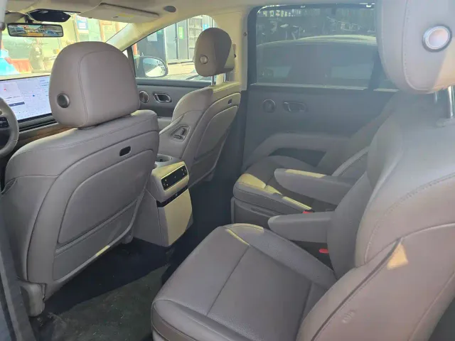 Li Auto i8 — Фото автомобиля 10
