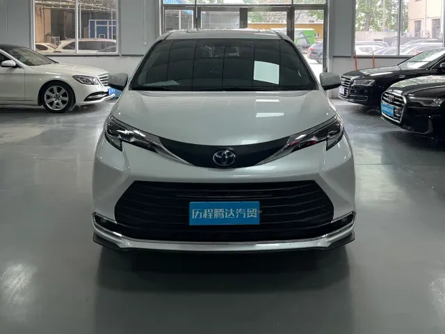 Toyota Sienna — Фото автомобиля 2