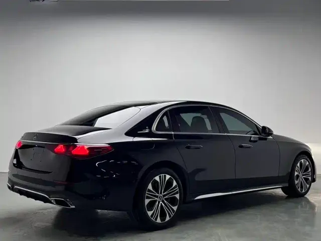 Mercedes-Benz E-Class — Фото автомобиля 17