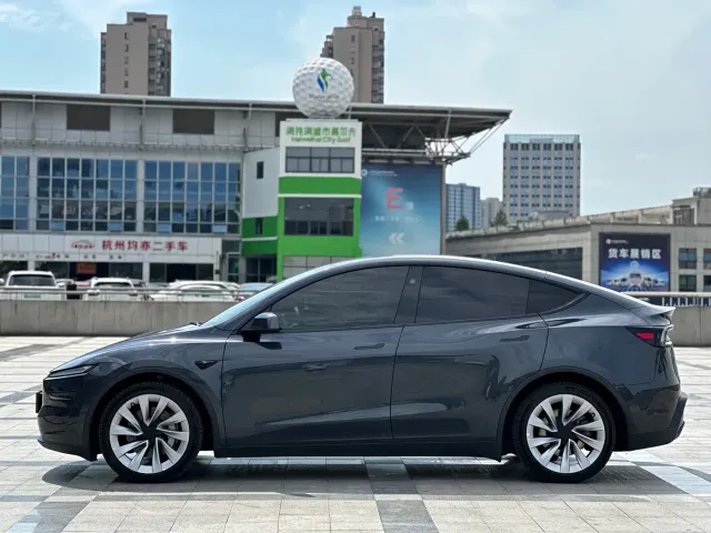 Tesla Model Y — Фото автомобиля 8