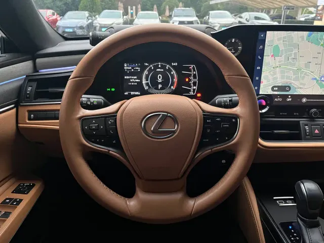 Lexus ES — Фото автомобиля 15