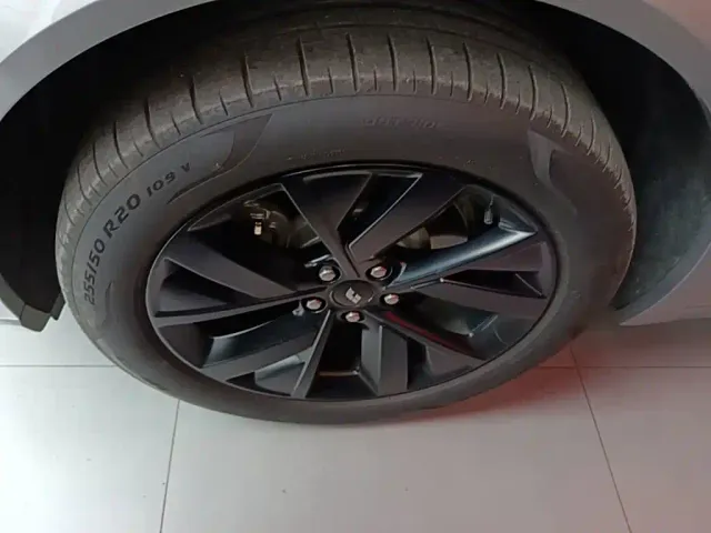 Li Auto L8 — Фото автомобиля 22
