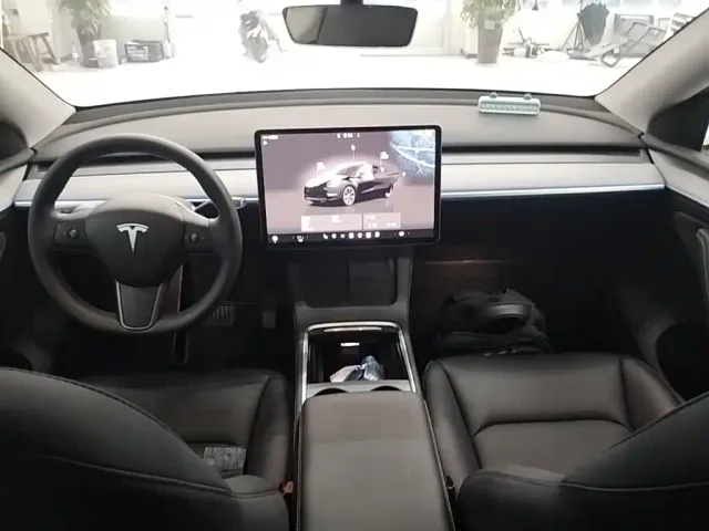 Tesla Model Y — Фото автомобиля 9