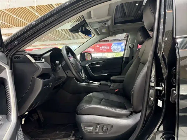 Toyota RAV4 — Фото автомобиля 9
