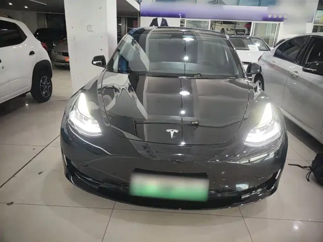 Tesla Model 3 — Фото автомобиля 2