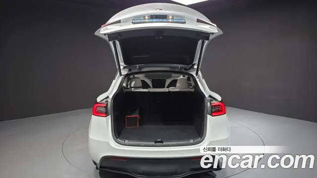 Tesla Model Y — Фото автомобиля 20