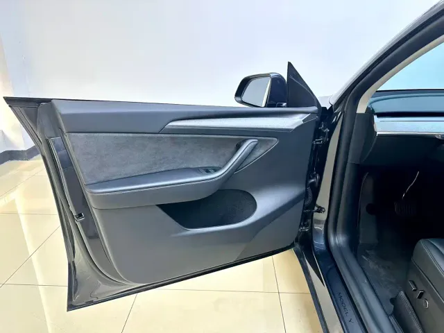 Tesla Model Y — Фото автомобиля 18