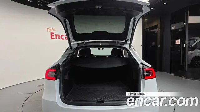 Tesla Model Y — Фото автомобиля 26