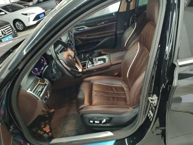 BMW 7 Series — Фото автомобиля 14