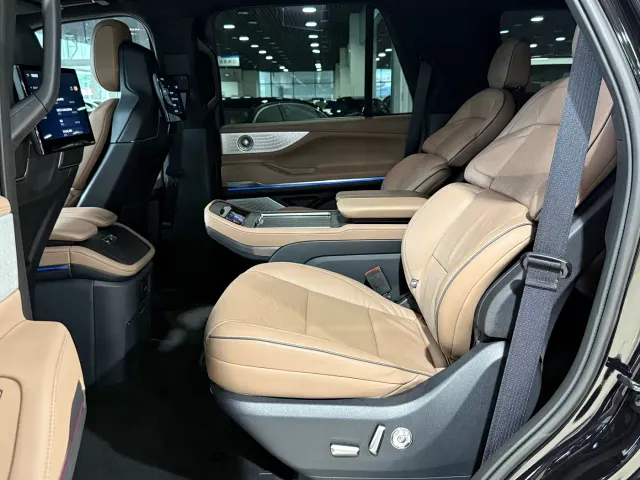 Lincoln Navigator — Фото автомобиля 12