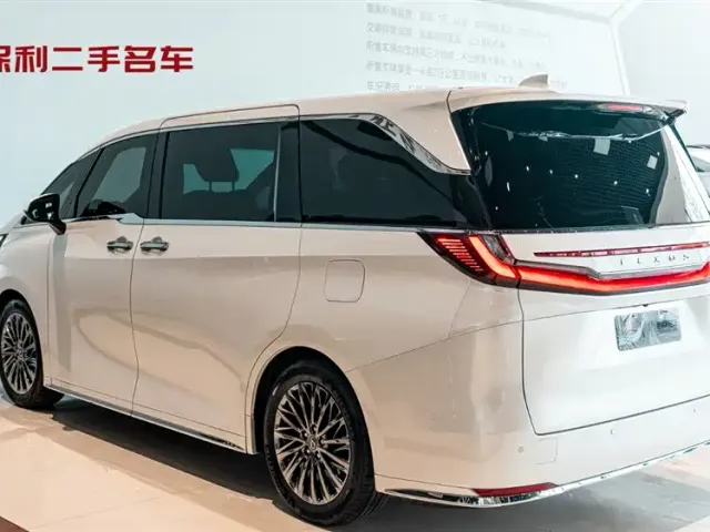 Lexus LM — Фото автомобиля 3