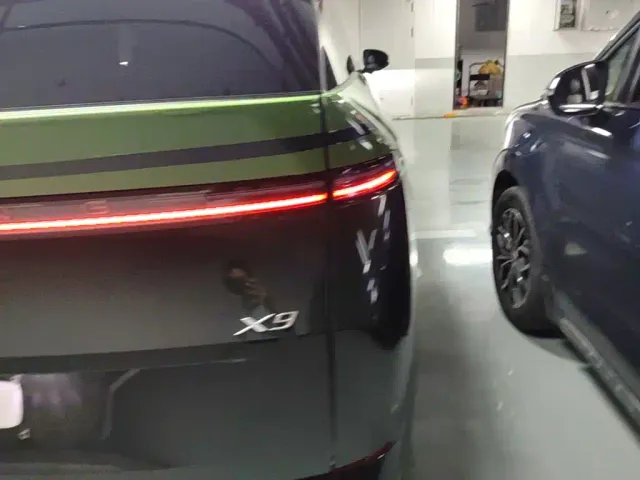 Xpeng X9 — Фото автомобиля 7