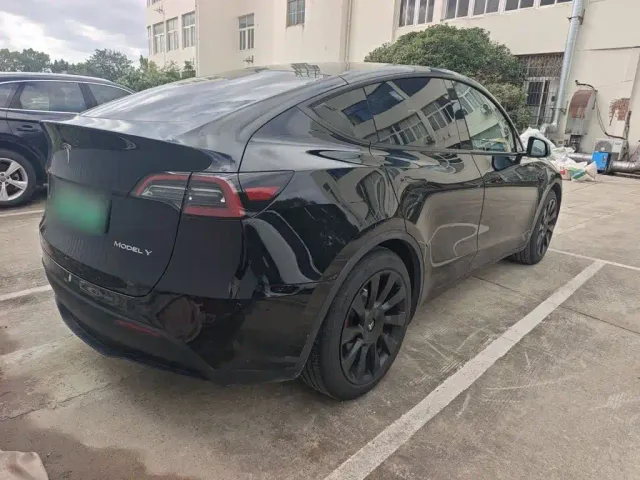 Tesla Model Y — Фото автомобиля 6