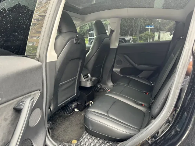 Tesla Model Y — Фото автомобиля 8