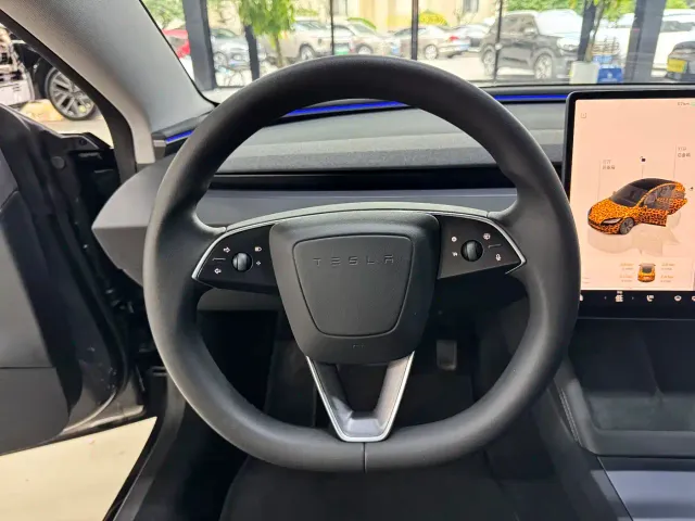Tesla Model 3 — Фото автомобиля 8