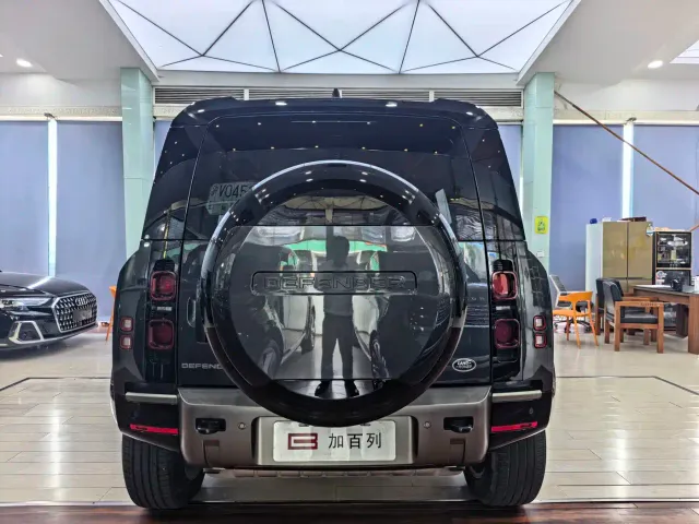 Land Rover Defender — Фото автомобиля 16