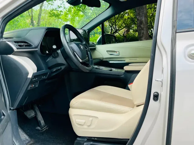 Toyota Sienna — Фото автомобиля 9