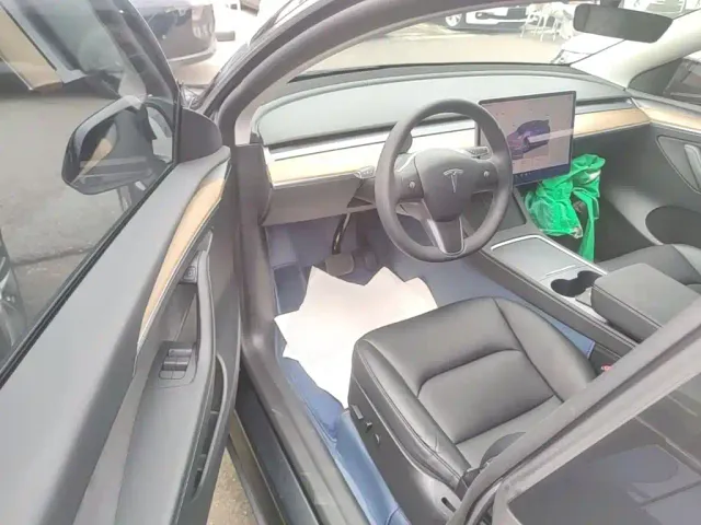 Tesla Model Y — Фото автомобиля 15