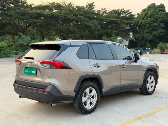 Toyota RAV4 — Фото автомобиля 6