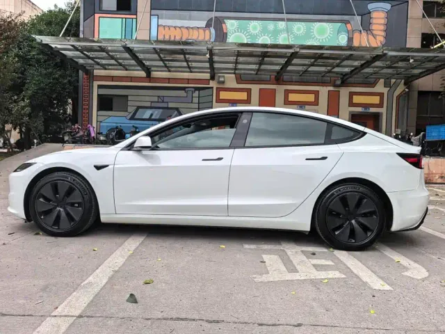 Tesla Model 3 — Фото автомобиля 17