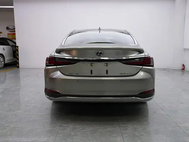 Lexus ES — Фото автомобиля 17