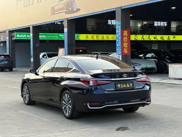 Lexus ES — Фото автомобиля 21