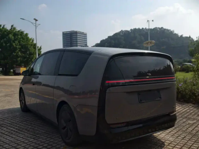 Li Auto MEGA — Фото автомобиля 10