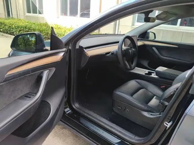 Tesla Model Y — Фото автомобиля 15