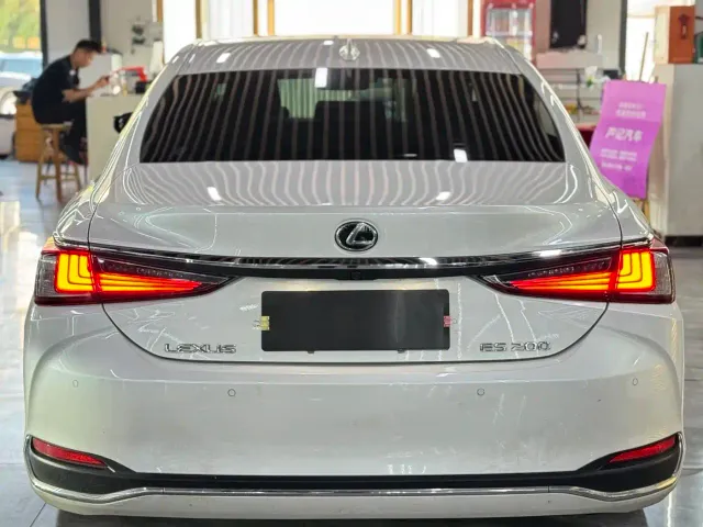 Lexus ES — Фото автомобиля 3