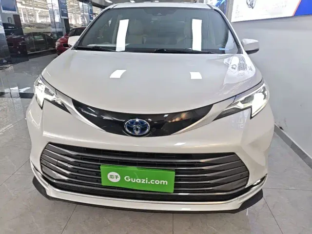 Toyota Sienna — Фото автомобиля 2