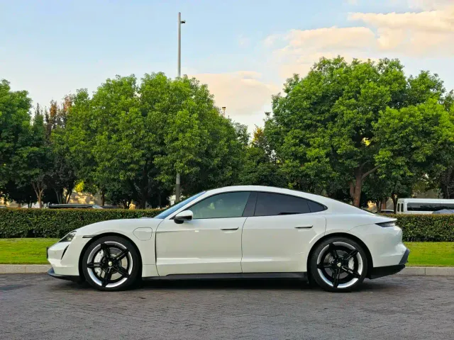 Porsche Taycan — Фото автомобиля 3