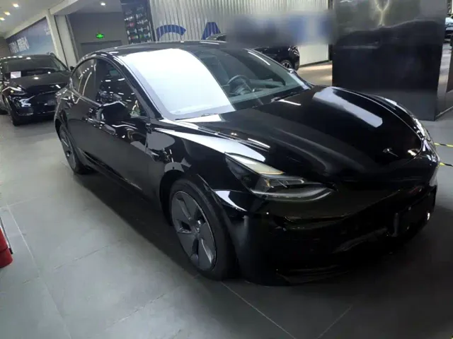 Tesla Model 3 — Фото автомобиля 3