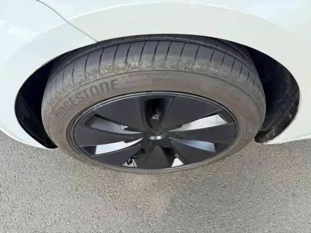 Tesla Model 3 — Фото автомобиля 4