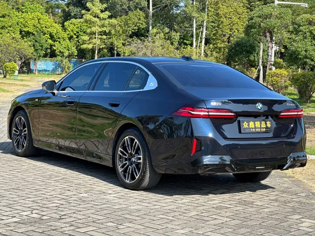 BMW 5 Series — Фото автомобиля 16