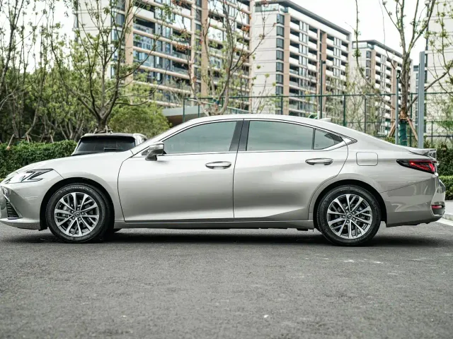 Lexus ES — Фото автомобиля 7