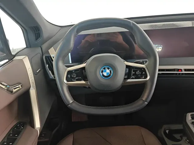 BMW iX — Фото автомобиля 11