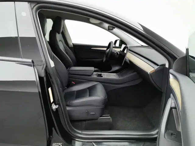 Tesla Model Y — Фото автомобиля 23